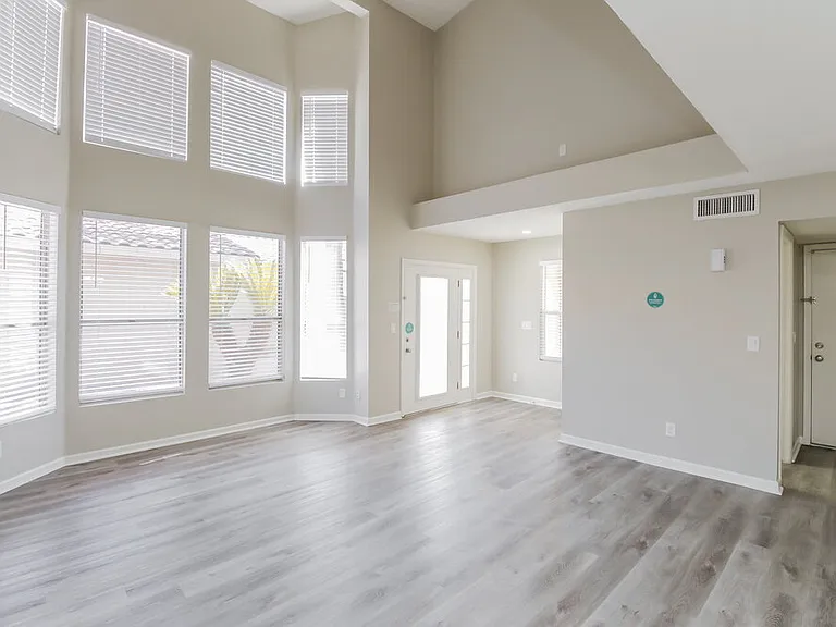 5330 E Fairfield St — Photo 4