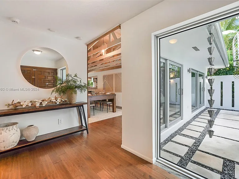5910 N Bayshore Dr — Photo 5