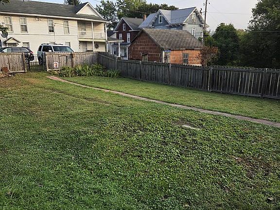 Great yard for entertaining.