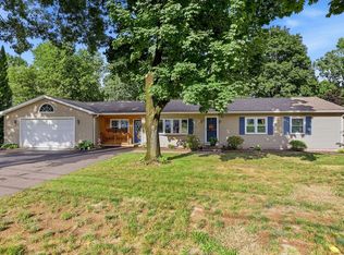 8 Linwood Dr, Wilbraham, MA 01095