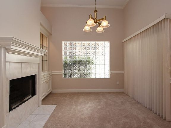 Formal Dining room w/wet bar