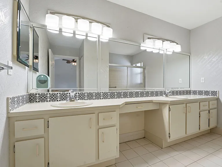 9284 Laurel Green Dr — Photo 21