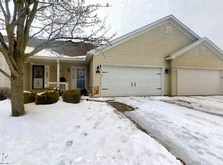 39 Oak Park Rd, Bloomington, IL 61701