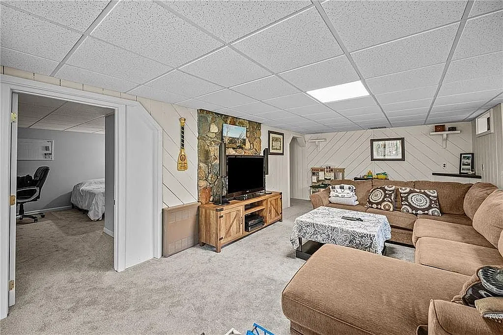 4 bed, 2434 sqft, $4,750 — Photo 2