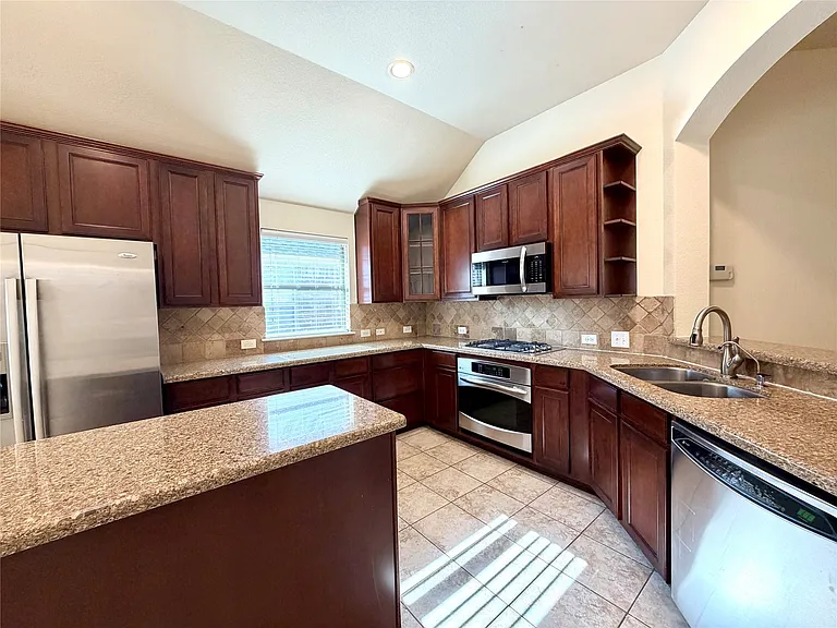 9404 Caliente Dr — Photo 2
