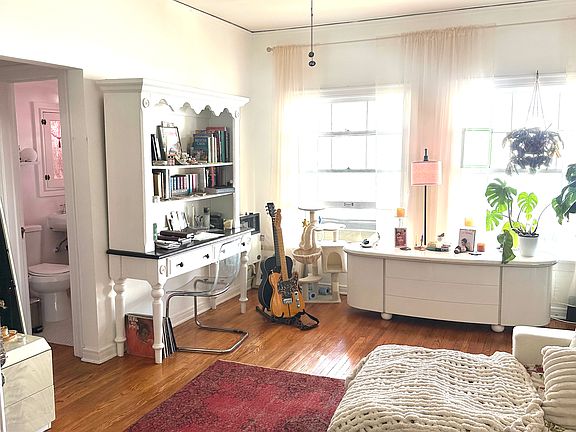 3rd image of 2028 N Beachwood Dr APT 304