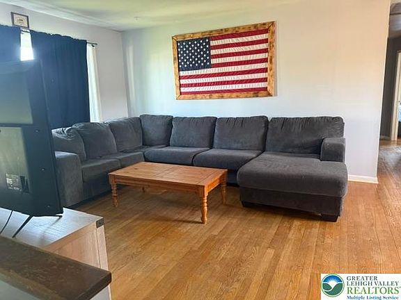 2nd image of 318 Penn St