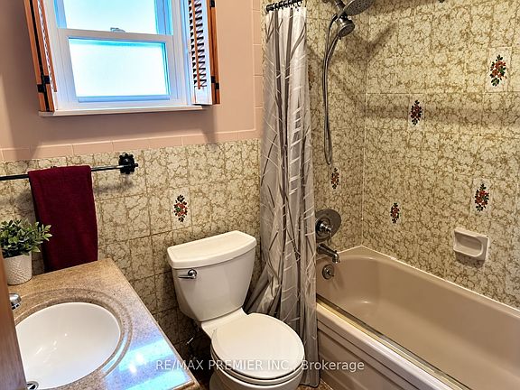 4th image of 34 Rutherford Ave