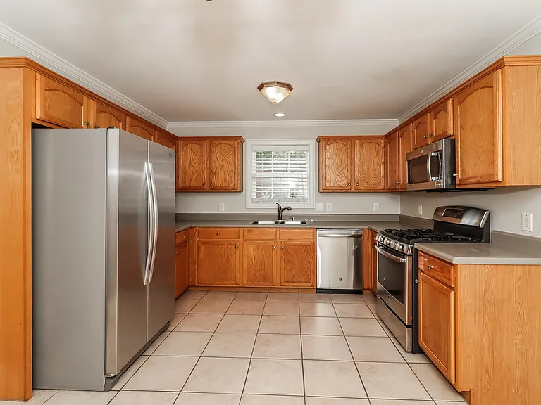 204 Providence Dr — Photo 9
