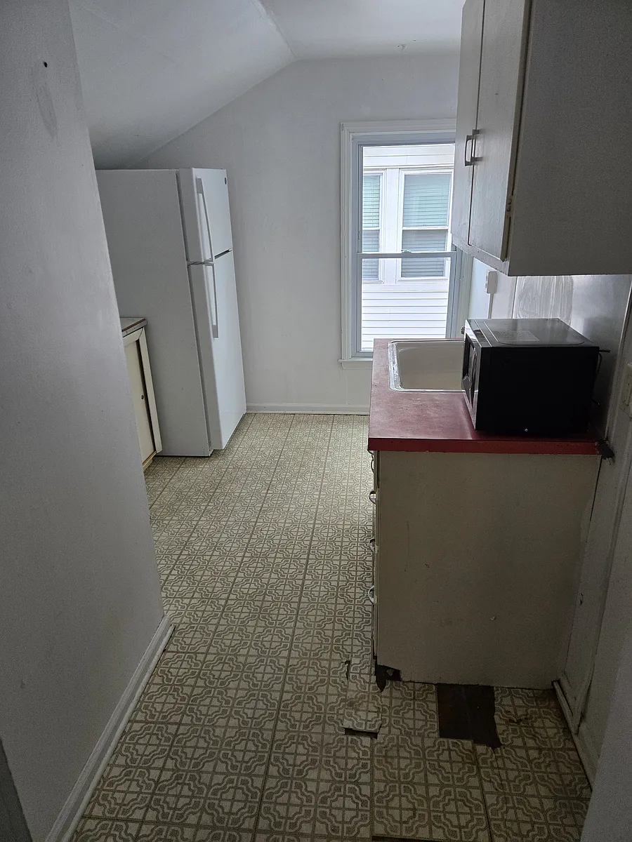 Building Photo - 558 E Lewiston Ave #2