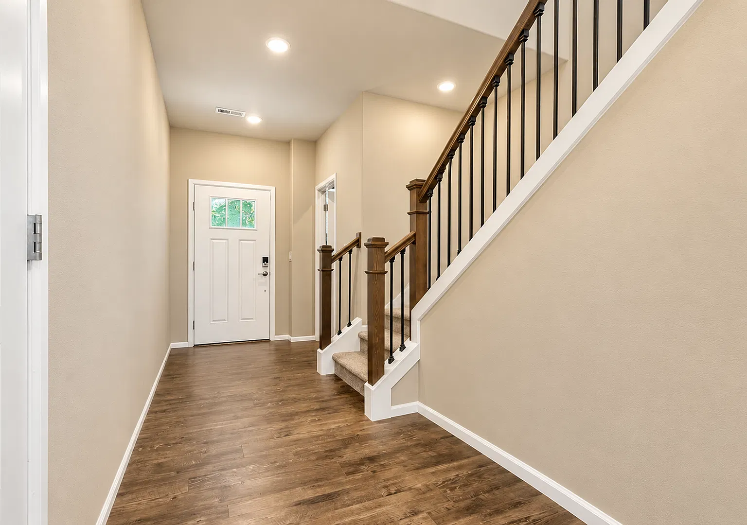 Beautiful 5 bedroom, 3.5 bath home in Maple Valley — Photo 2