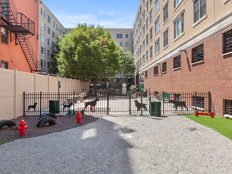 Courtyard at Jefferson — Photo 13