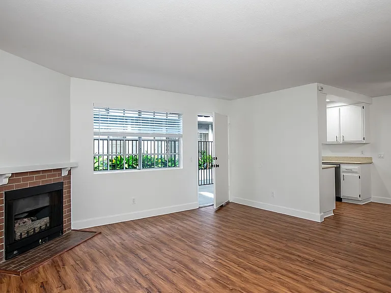 616 W Wilson Ave — Photo 3