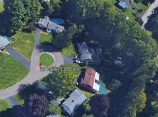 25 Valley Cres, Penfield, NY