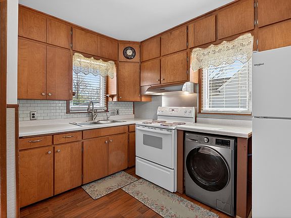 5th image of 815 Byron Ave