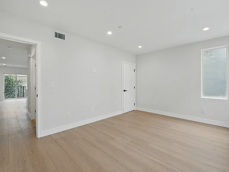 8236 1/2 Blackburn Ave — Photo 43