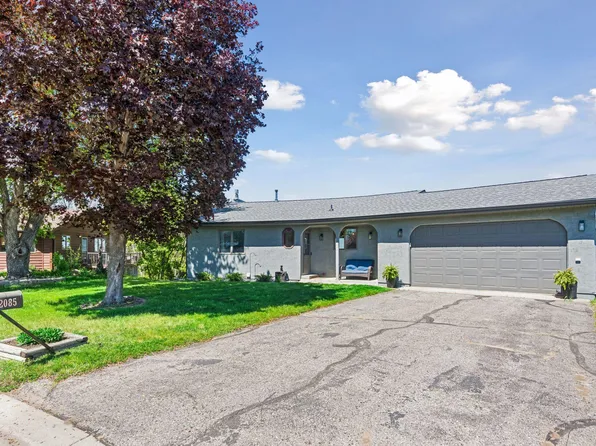 2085 Austin Cir, Shakopee, MN 55379