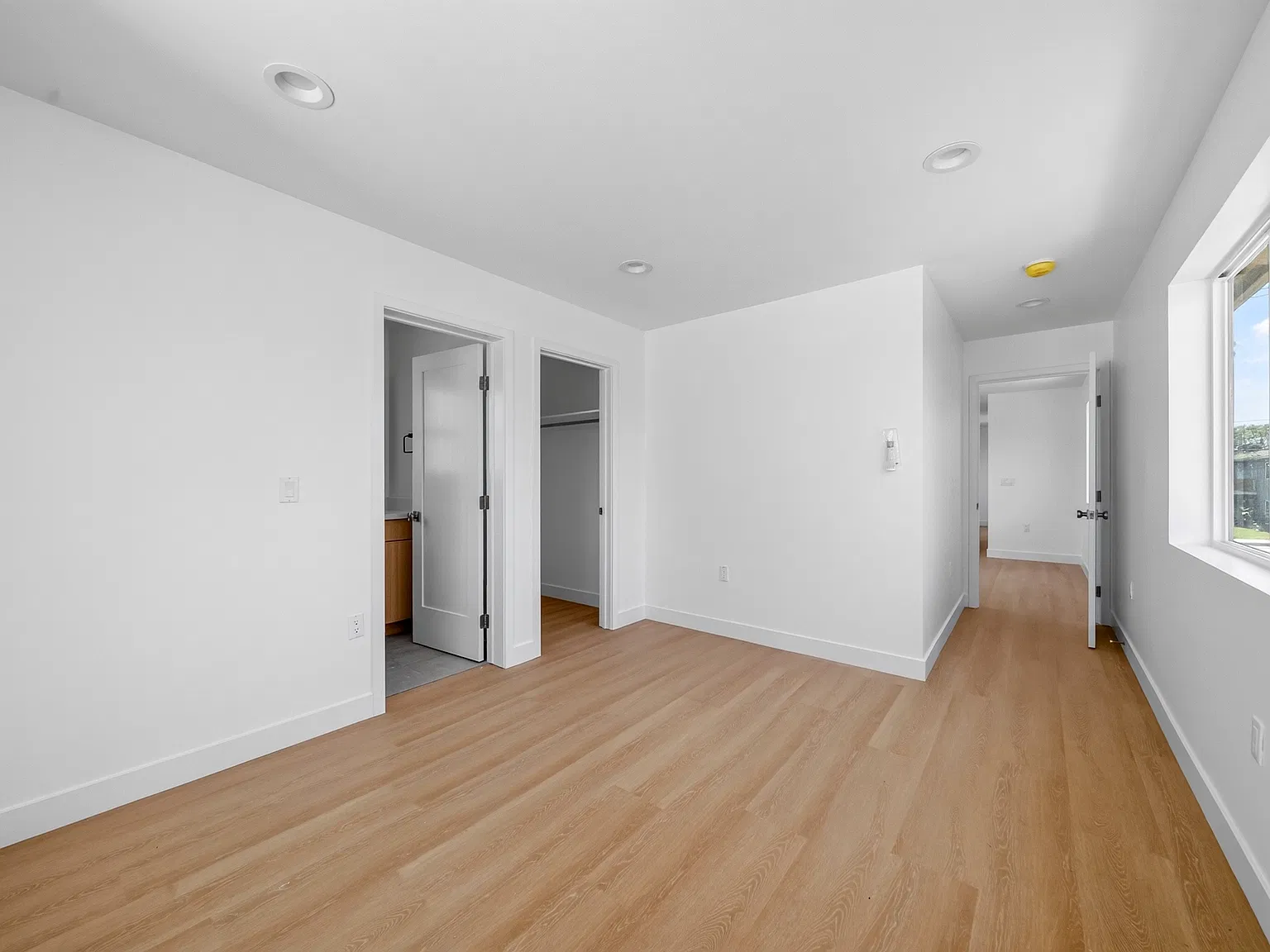 776 W Wilson St — Photo 4