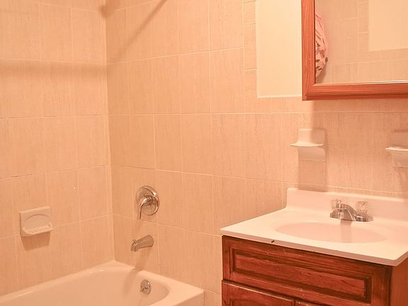 4th image of 180 Vernon Ave APT 2
