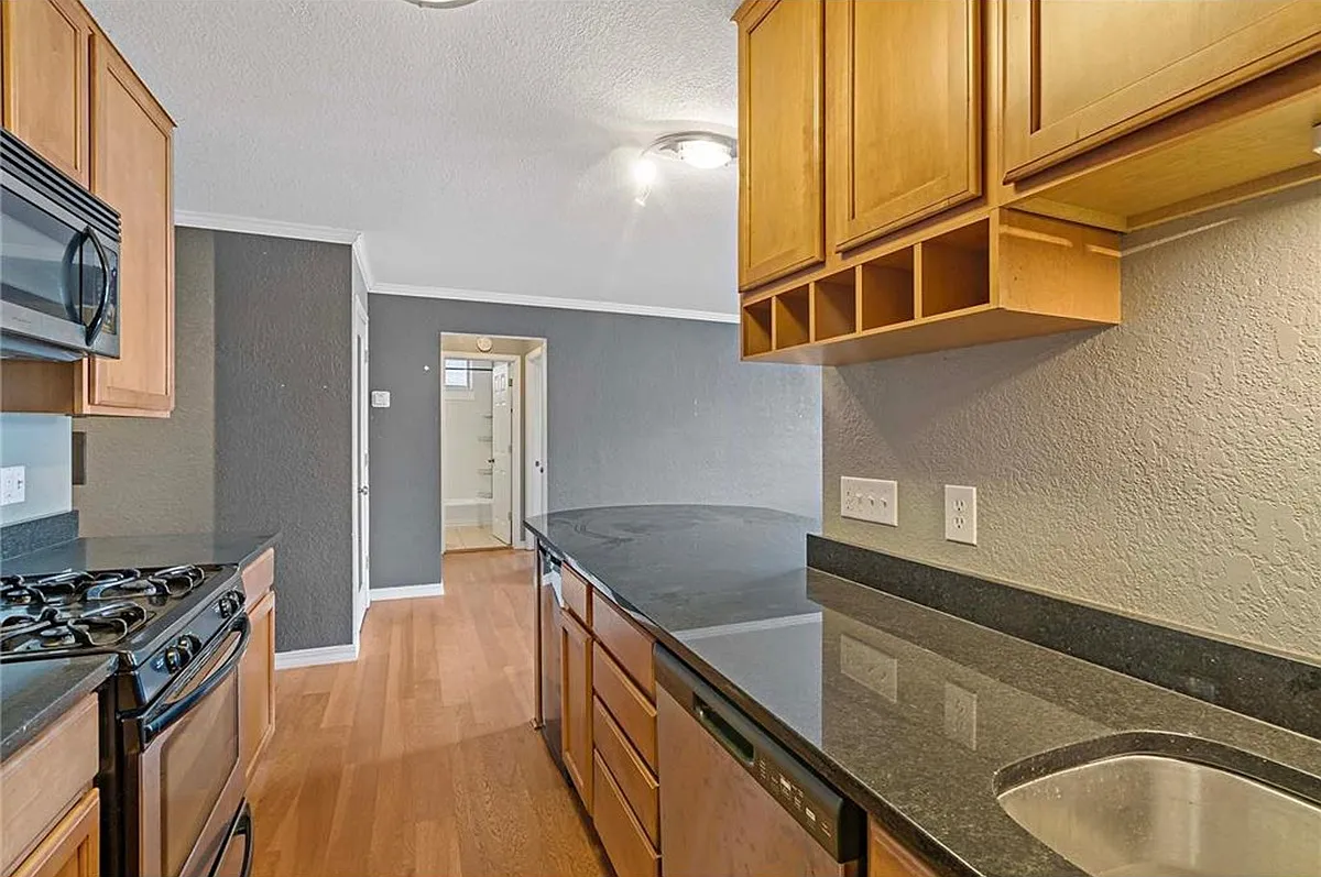 3120 Hennepin Ave — Photo 2