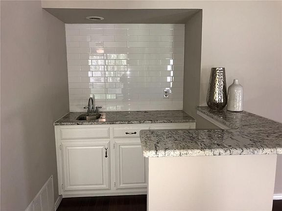 5th image of 2803 Glenbrook Dr