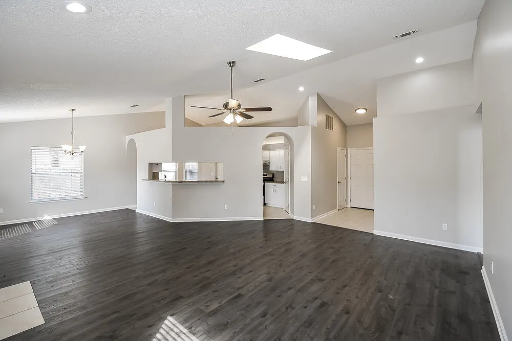3 bed, 2.0 bath, 1683 sqft, $2,185 — Photo 3