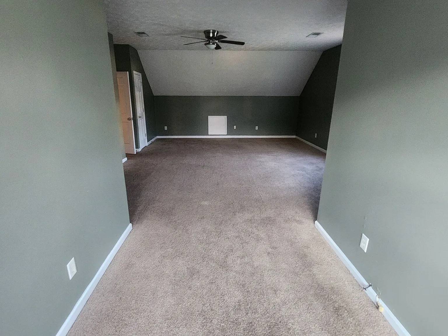 4 bed, 2.5 bath, 2392 sqft, $2,395 — Photo 3