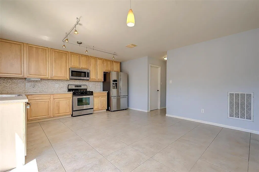 4 bed, 2.5 bath, 2840 sqft, $2,195 — Photo 4