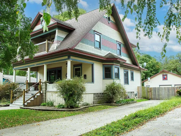 422 2nd St SE, Waverly, IA 50677