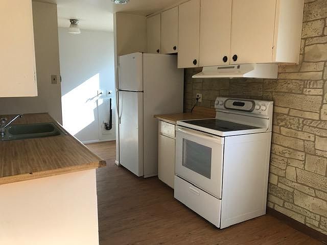 2nd image of 185 Honeysuckle St