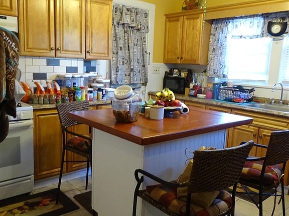 3rd image of 136 Oakwood Ave #2