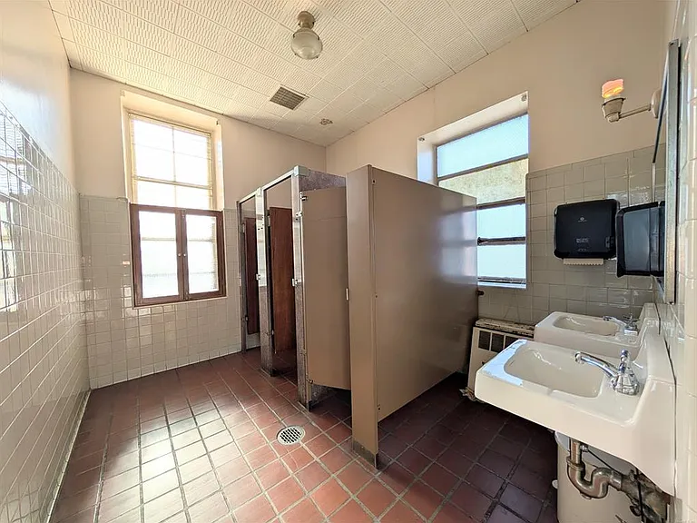 1071 E Main St #1 — Photo 34