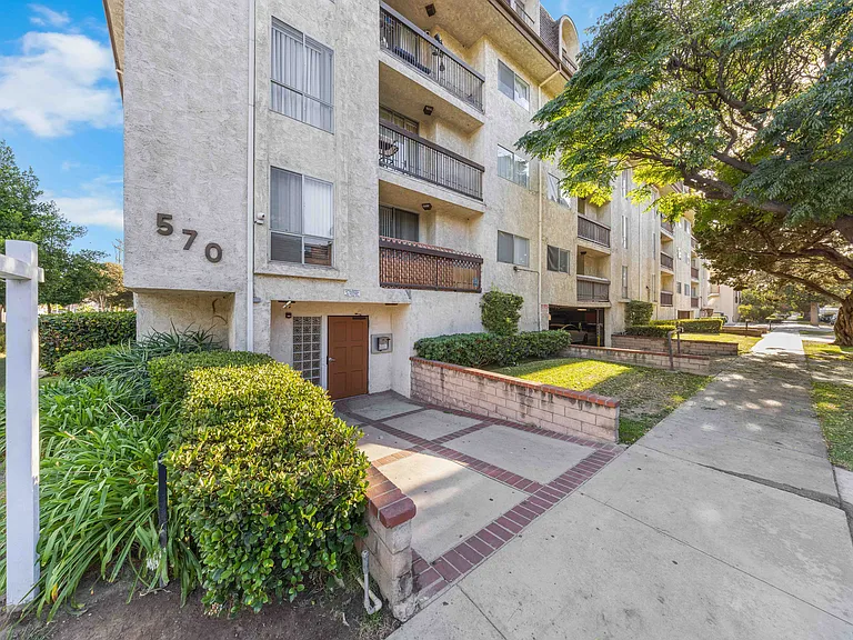 570 W Stocker St #216 — Photo 24