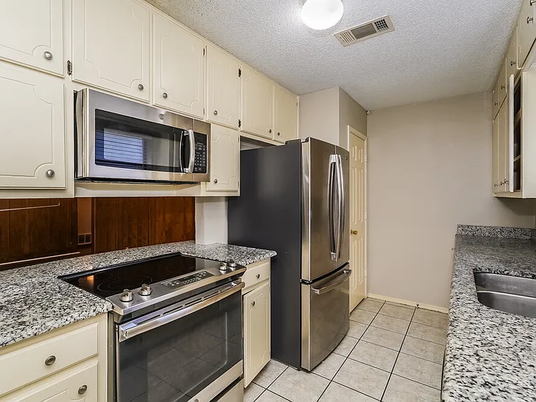 709 Daniels Dr — Photo 9