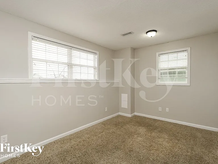 8500 N Kensington Ave — Photo 12
