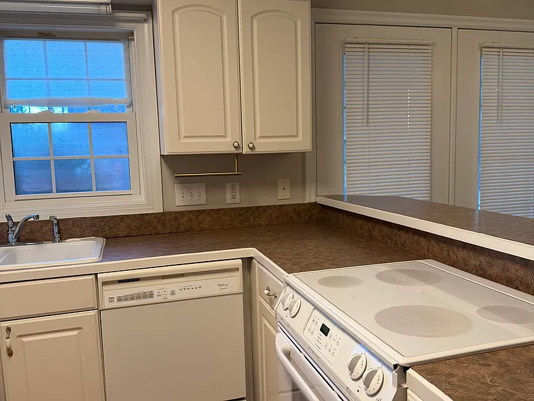 2012 S Mebane St #104 — Photo 12