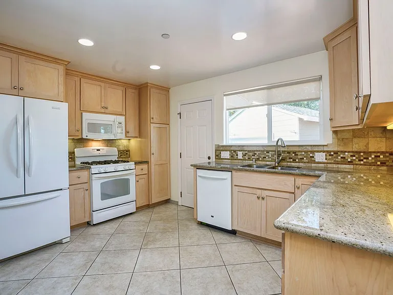 1621 Huron Ave — Photo 20