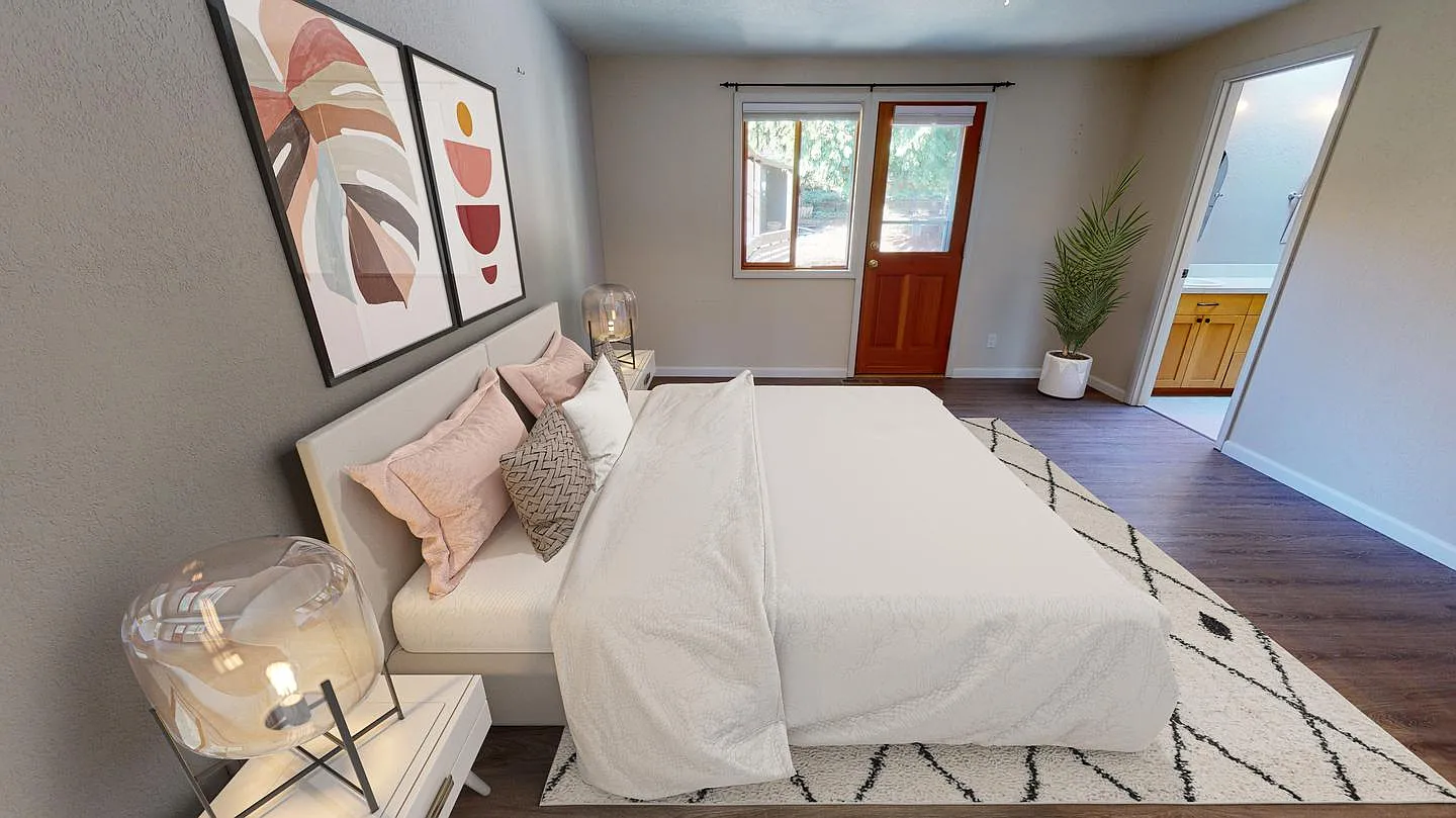 Private Bedroom in Contemporary West Seattle Home with Large Deck — Photo 3