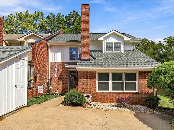 2nd image of 7 Woodbridge Cir