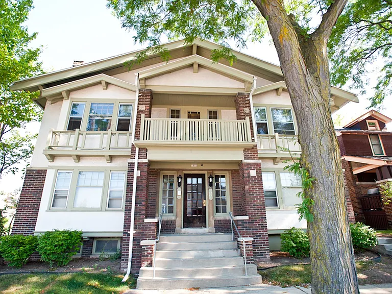 $1075 1 BR, 1 BA Apt, Incl Heat & Electric - Close to UW-Milwaukee - 3000 N Oakland Ave — Photo 1