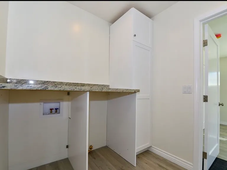 1609 Oak St — Photo 17
