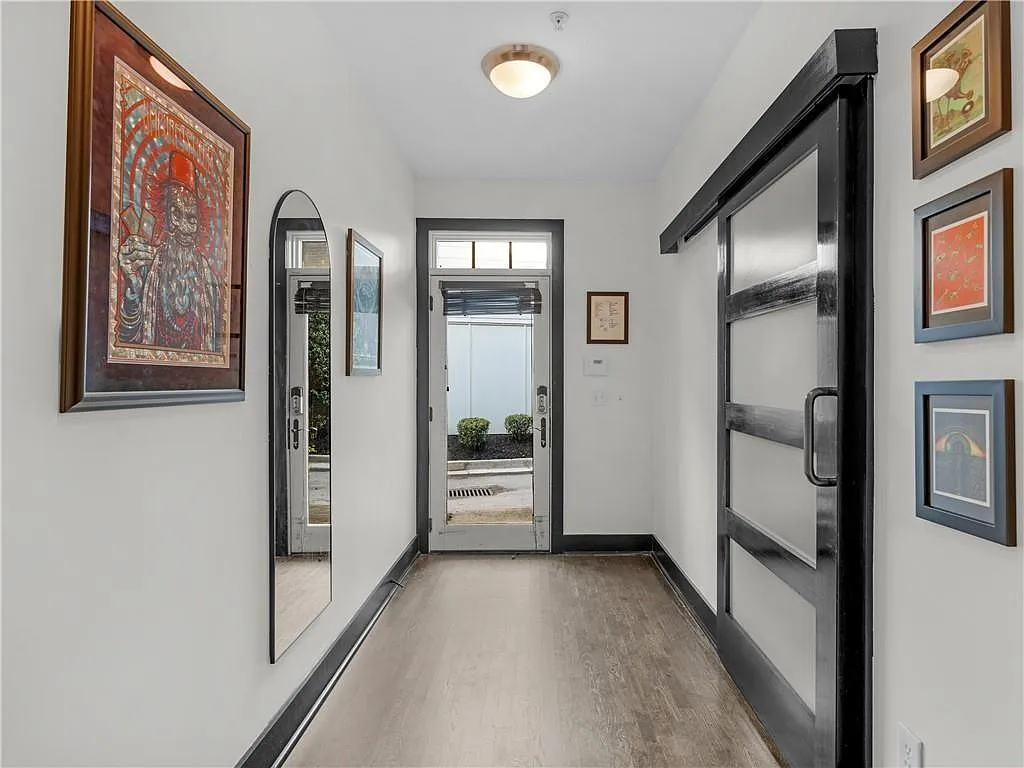 1 bed, 1.0 bath, 1031 sqft, $2,500 — Photo 2