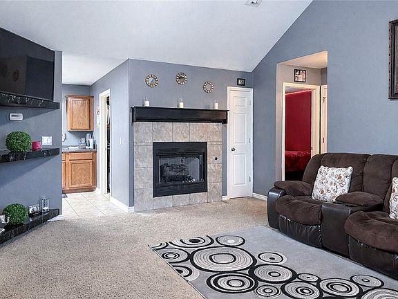 3rd image of 940 Eagle Crest Dr