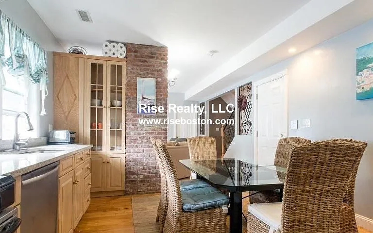 17 Holman St #1A — Photo 1