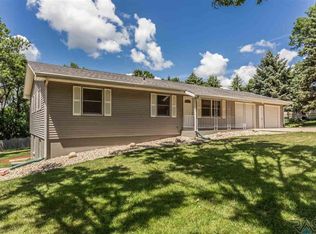 515 Sunset Dr, Dell Rapids, SD 57022