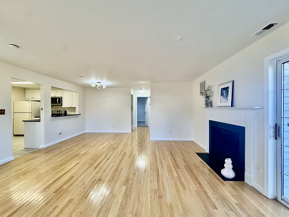 OPEN FLOOR PLAN- LIVING RM WITH MODEREN EAT-IN KITCHEN