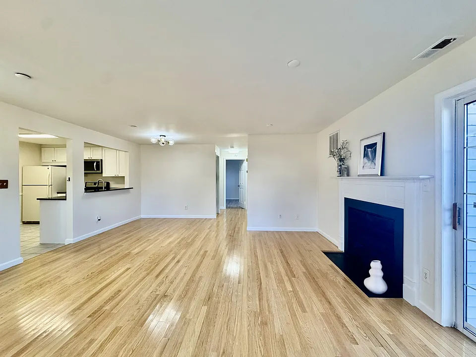 OPEN FLOOR PLAN- LIVING RM WITH MODEREN EAT-IN KITCHEN