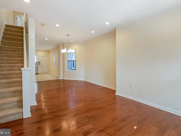 142 S Peach St — Photo 2