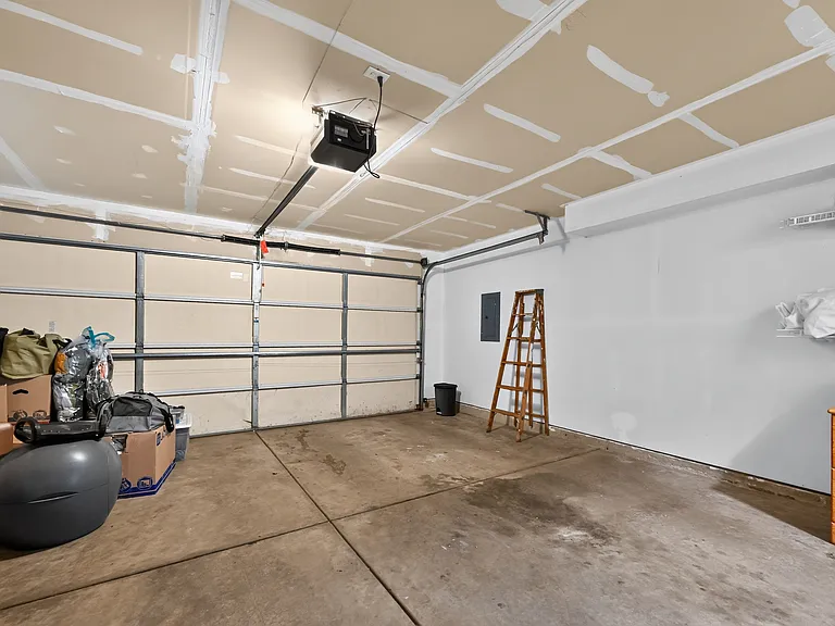 2632 Canyon Dr — Photo 3