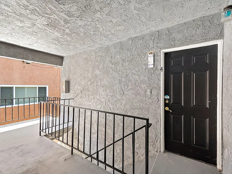 402 Corto Ln — Photo 14